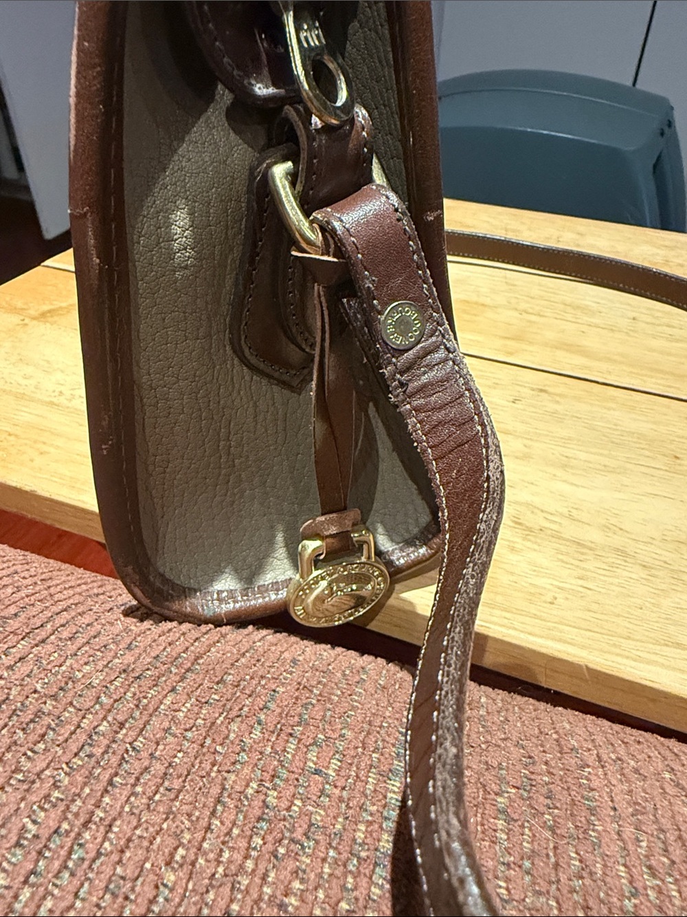 Rare Vintage Dooney & Bourke Cream Pebbled Leather Brown Trim Crossbody Made USA - Picture 4 of 5